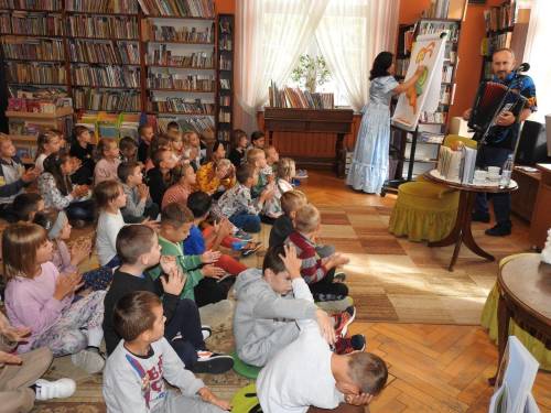 Zdjęcie z wydarzenia o nazwie Festiwal Książki Dziecięcej w Pruszczu Gdańskim, na zdjęciu dzieci podczas spotkania autorskiego.